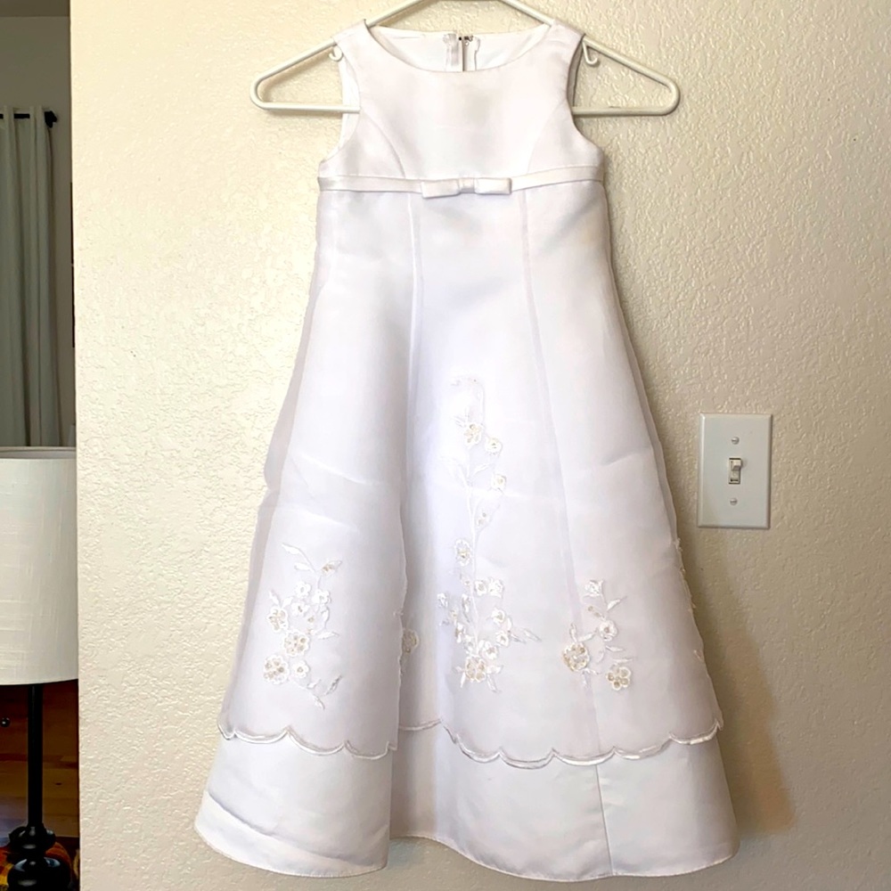 David’s bridal size 3 flower girls dress. Worn once.